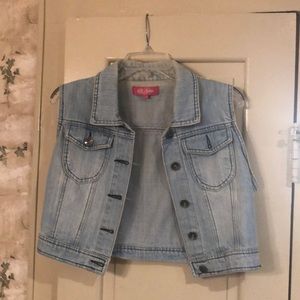 Cropped denim sleeveless jacket with white lace
